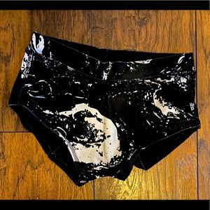 Move x NKD marble side scrunch shorts small